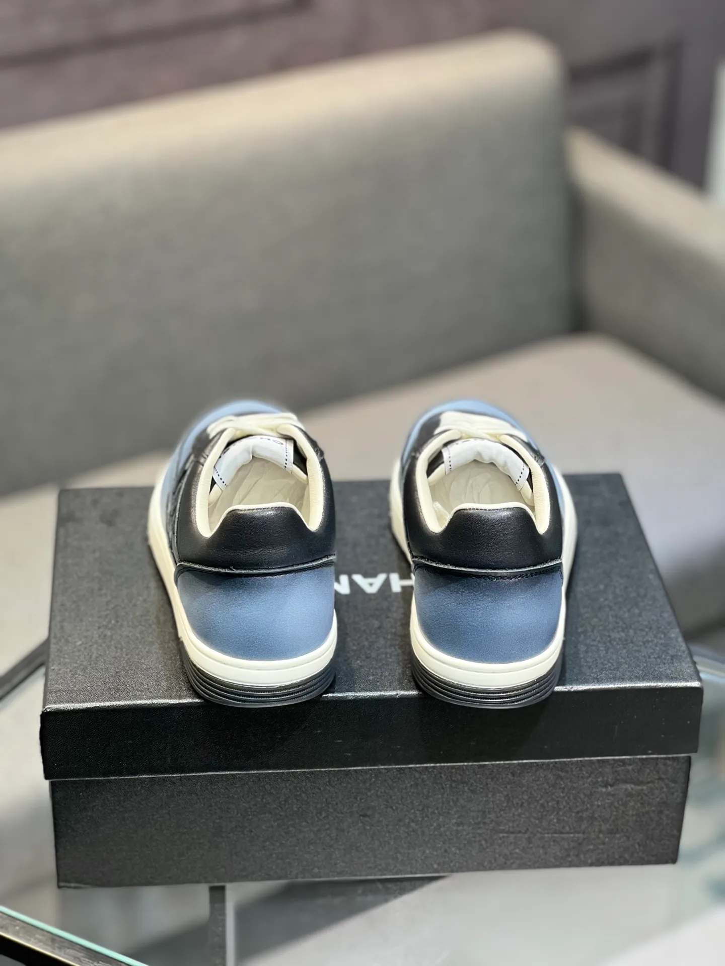 Men's men's shoes 💰660 Exclusive real shot (top version) CHANEL Chanel 2025ss color matching thick-soled casual sports shoes and sneakers. The counter is synchronized. The counter is very popular. A shoe that is very difficult to buy. The most popular thick-soled panda shoes on the Internet. It can be imagined that Xiaoxiang control can't miss it. It has both good looks and comfort. Simple and versatile white shoes. The thick sole increases the height and is super versatile. Close your eyes and wear it. Whoever wears it will look better. Upper: calfskin Lining: imported sheepskin lining Outsole: TPU original outsole Size: 35-44 (customized for women 41 and 40, and 45 for men)